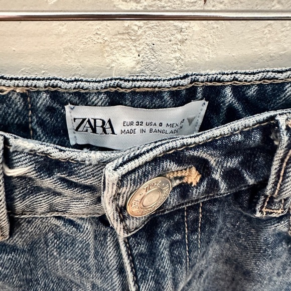 Zara Distressed High-Rise Mom Tapered Jeans USA 0 Holes at Knees - Picture 3 of 6